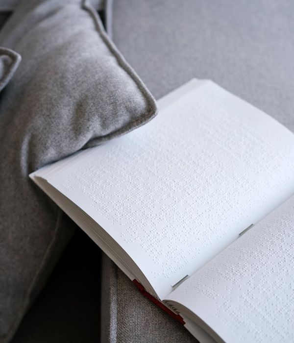 Visual knowledge management system with interconnected notes